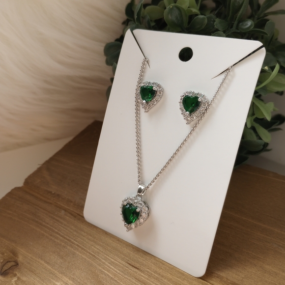 Elegant Silver and Green Heart Necklace - Picture 13 of 17